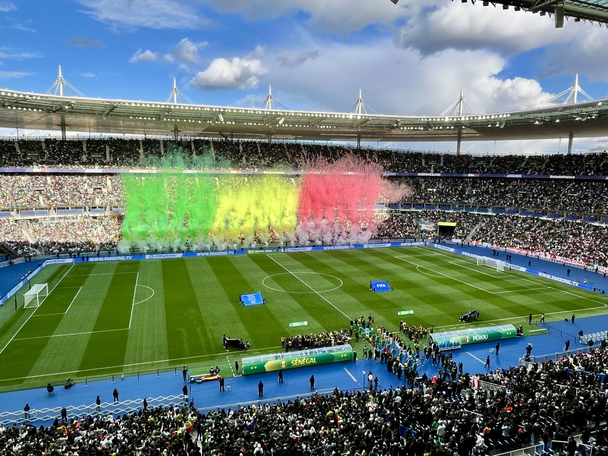 Tribunes pleines et animation aux couleurs du Sénégal lors du match Sénégal — Pérou